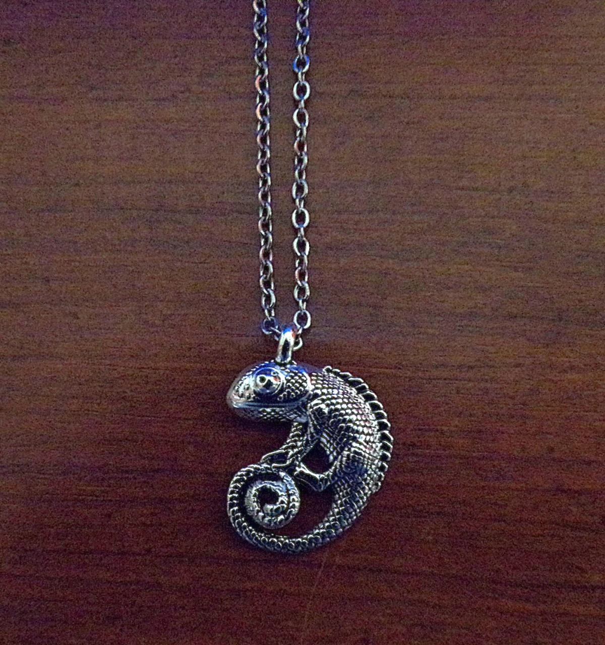 collier chaine argenté 60 cm caméléon 26 x 20 mm